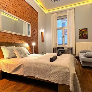 V6 By Small Apartament